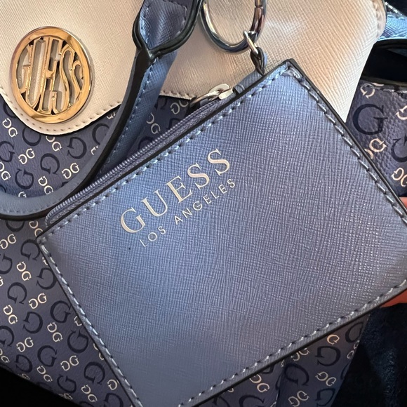 New Guess Handbag Blue/White. 2 handles. Zippered closure. Lots of pockets. - Picture 11 of 12